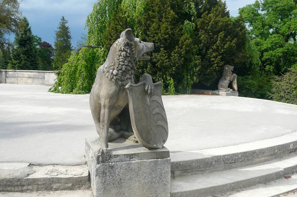 公園のレドニツェ城でシールドのある 2 頭のライオン — ストック写真