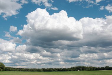 Büyük bulutlar ve sis manzara 