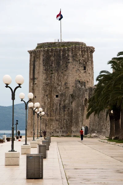 Tower of medieval Venice castle of Kamerlengo in Trogir, Croatia — Stock Photo, Image