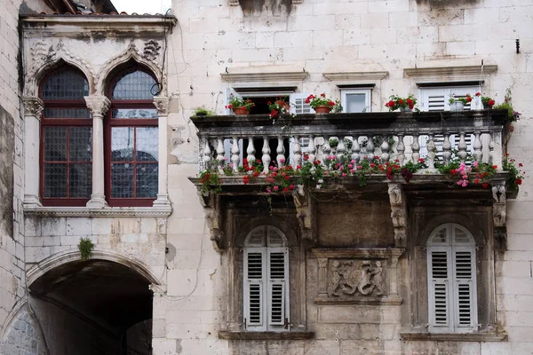 Split történelmi részén díszítő kő erkély — Stock Fotó