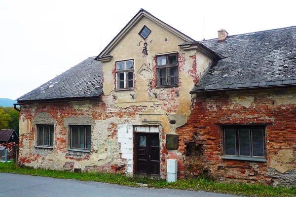 Dom Stary Bardzo Zniszczonych Nieznacznie Naprawiony — Zdjęcie stockowe