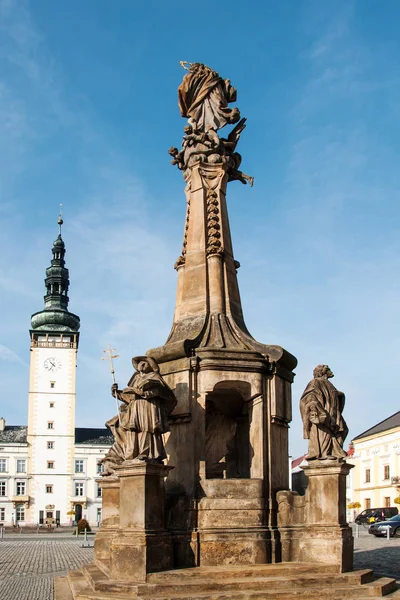 Litovel 捷克共和国 2017年11月4日 瘟疫专栏在正方形镇大厅塔在背景 — 图库照片