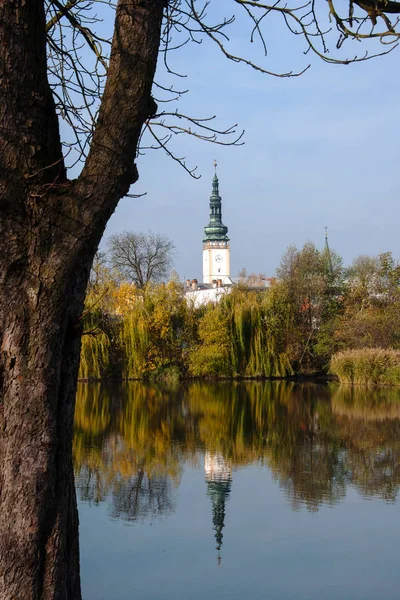 Litovel 捷克共和国的市政厅塔 在池塘的镜子 — 图库照片