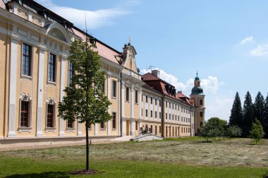 Manastır bahçeli Velehrad manastırının arka kanadı. Velehrad, Çek Cumhuriyeti 'nde dini hac ve kutlamaların yapıldığı önemli bir manevi merkezdir.