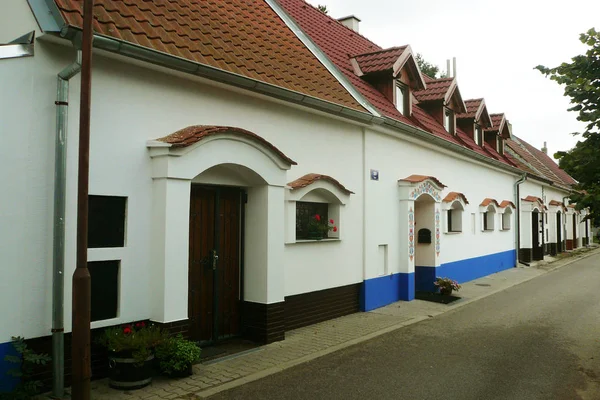 Weinkeller Einer Straße Des Südmährischen Dorfes Mit Traditionell Bemaltem Eingang — Stockfoto