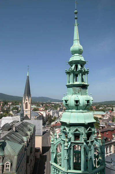 Zdjęcie Miasta Liberec Wieży Ratuszowej Pierwszym Planie Jedna Wież Ratuszowych — Zdjęcie stockowe