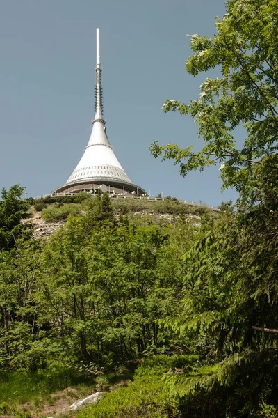 リベレツ チェコ共和国 2019年6月1日 ユニークな建築物 ジェスト山の頂上にあるホテルとテレビの送信機 — ストック写真