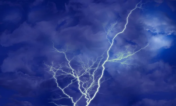 Lightning nad niebieski niebo ciemne — Zdjęcie stockowe