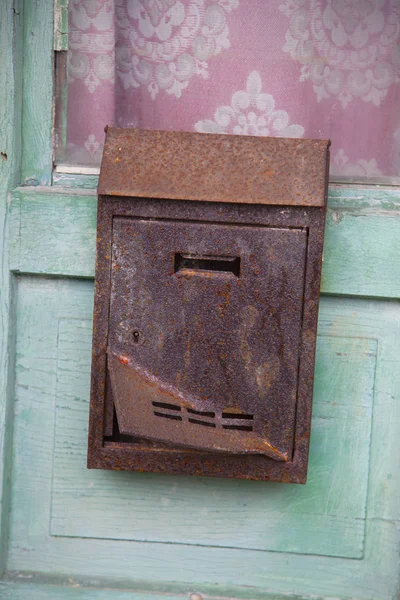 Вивітрена поштова скринька на зеленому — стокове фото