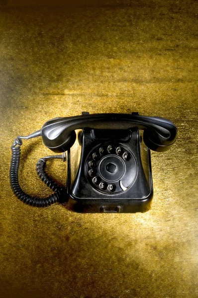 Altes Telefon auf schwarz — Stockfoto