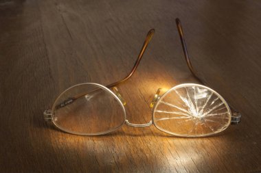 kattaki kırık gözlük