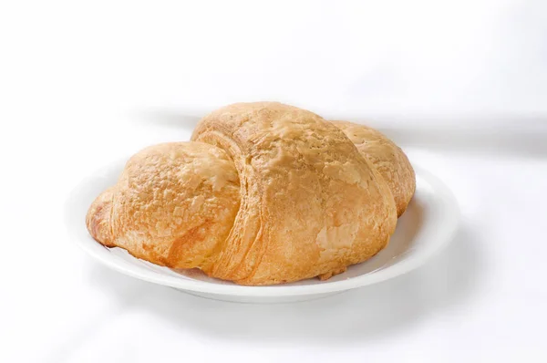 Croissant en plato pequeño — Foto de Stock