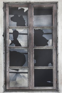 kırık gözlük ile pencere