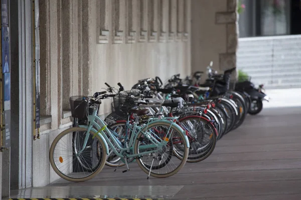 Ciclos estacionados frente a la oficina —  Fotos de Stock