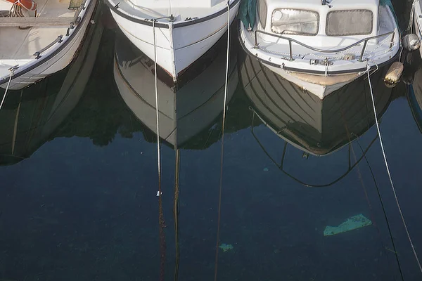 Три маленьких лодки — стоковое фото