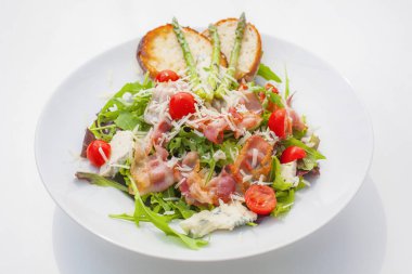 Kızarmış pancetta ile karışık marul.