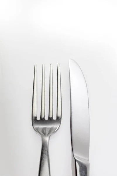 Reflejo brillante sobre un tenedor y un cuchillo — Foto de Stock