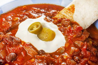 Küçük yumuşak tortilla ile servis edilen chili con carne