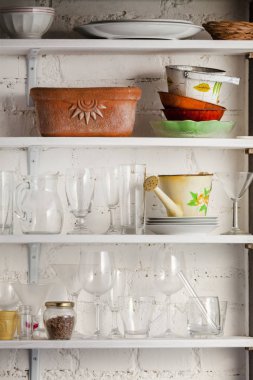 Ahşap bir rafta diğer süslemelerle birlikte camlar. 