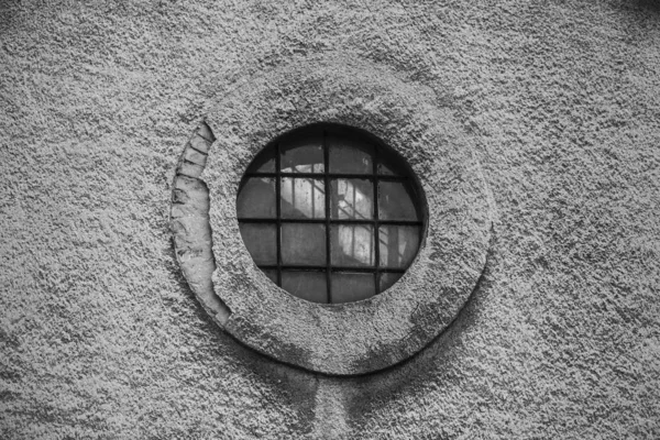 Una finestra circolare nella zona industriale — Foto Stock