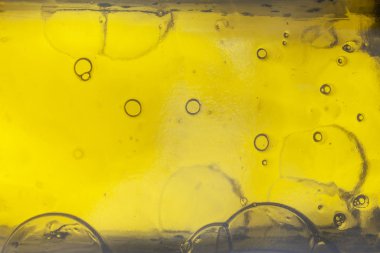 Bir balkabağı yağı şişesinin stüdyo fotoğrafı.