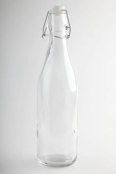 Порожня пляшка на білому тлі — стокове фото