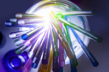 Bahçe partisinde plastik pipetler