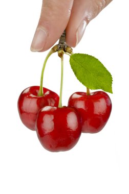 Elinde üç kiraz tutan kadın