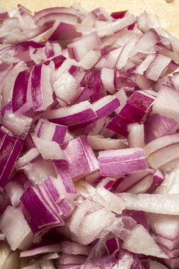 Tahta tabakta kırmızı soğan kes.