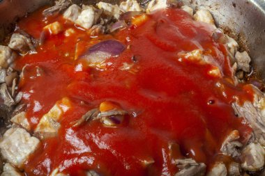 Goulasch ve domates karışımı. 
