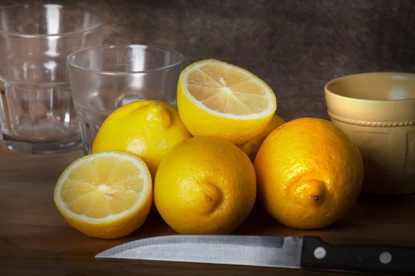 Citron stále život na dřevěném stole — Stock fotografie