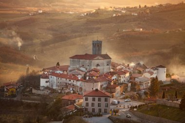 Slovenya 'nın Brda kentindeki panoramik kuleden Smartno köyüne doğru bakın.