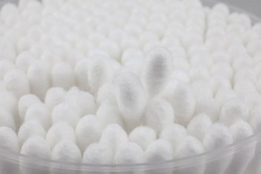 Şeffaf plastik kabın içindeki pamuk tomurcuklarının stüdyo çekimi