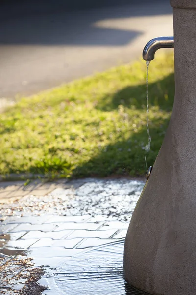 Wyciek Wody Kranu Parku Utrata Wody Uszkodzenie — Zdjęcie stockowe