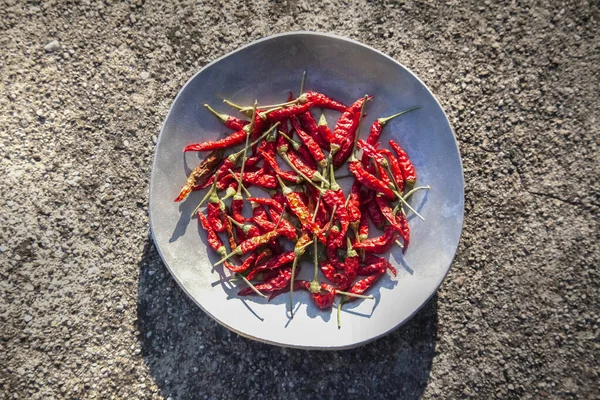 Photo Extérieure Piments Rouges Sur Plaque Métallique Sur Fond Structuré — Photo