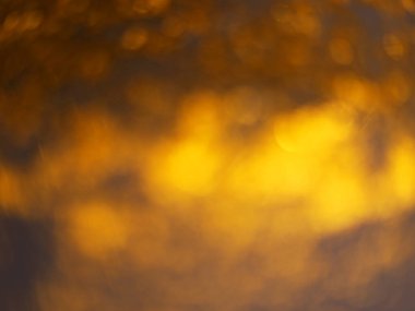 Siyah arkaplanda izole edilmiş altın parıltı