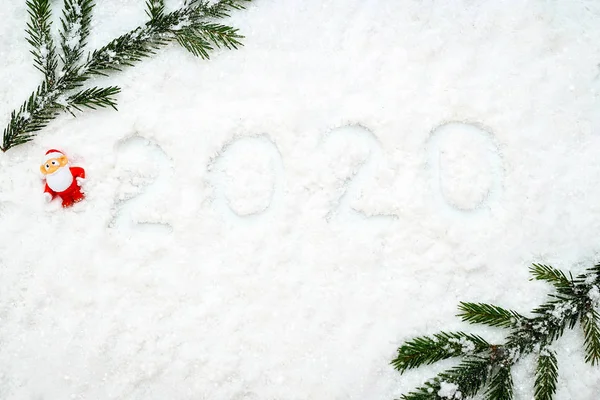 Noel Baba ve 2020 'li yılbaşı dekoru. Kar yağıyor