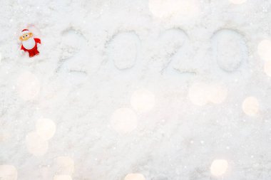 Noel Baba ve 2020 'li yılbaşı dekoru. Kar yağıyor