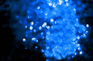 Siyah arka planda izole edilmiş mavi parıltı. renk 2020