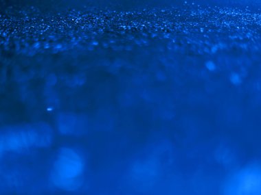 Siyah arka planda izole edilmiş mavi parıltı. renk 2020