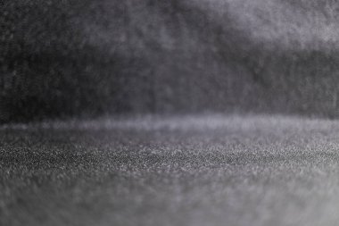 Paskalya kartı. Mermer taş efektli yumurtalar, yeşil bahar brunch 'ı eşliğinde gri ışıl ışıl arka planda doğal boya karikatür çiçeğiyle boyanmış. Metin için boşluk. Üst Manzara. Düz yatıyordu