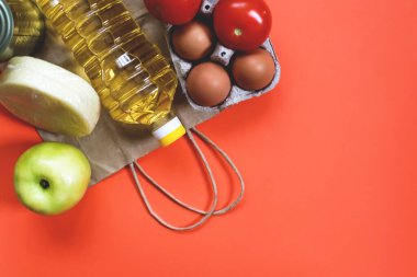 Sıfır kayıp. Yiyecek ürünleri arka plandaki masada. Plastiksiz konsept. Eko-alışveriş. Yiyecek bağışı. Yardım edin! Yemek teslimatı. Coronavirus yemek teslimatı