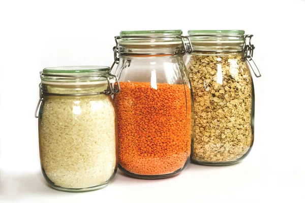 Sıfır kayıp. Yiyecek ürünleri arka plandaki masada. Plastiksiz konsept. Çiğ tahıl, pirinç, cam kavanozda mercimek. Eko-alışveriş. İzole et