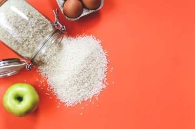 Sıfır kayıp. Yiyecek ürünleri arka plandaki masada. Plastiksiz konsept. Eko-alışveriş. Yiyecek bağışı. Yardım edin! Yemek teslimatı. Coronavirus yemek teslimatı