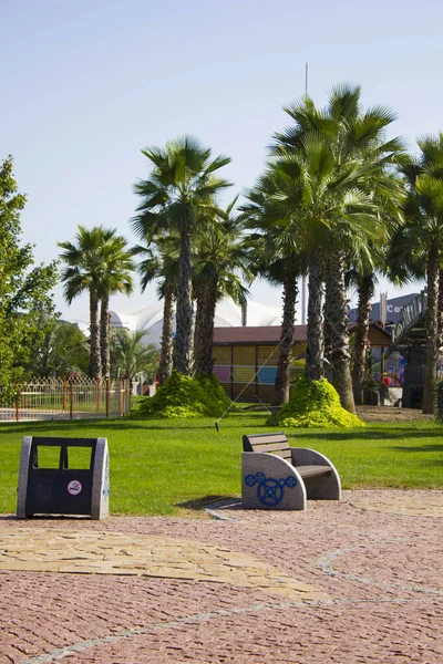 Sochi, Rusia. Sochi Park - parque temático en la ciudad de Sochi. Paisajes otoñales — Foto de Stock