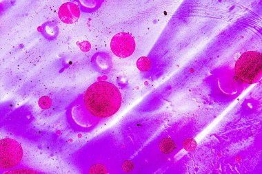 Su yüzeyine yağ damlıyor.