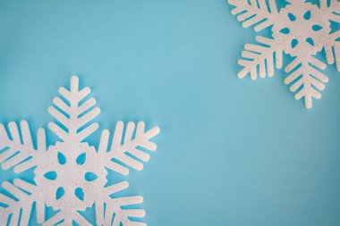 Kar taneleriyle kış arkaplanı