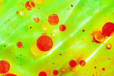 Su yüzeyine yağ damlıyor.