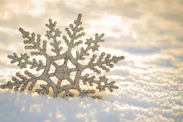 Świąteczne płatki śniegu na śniegu. — Zdjęcie stockowe