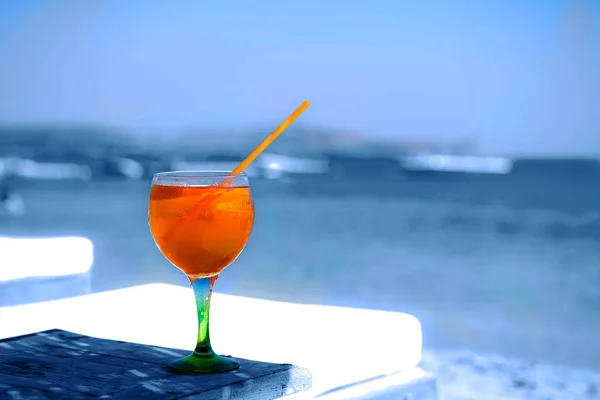 Bebida laranja na praia . — Fotografia de Stock